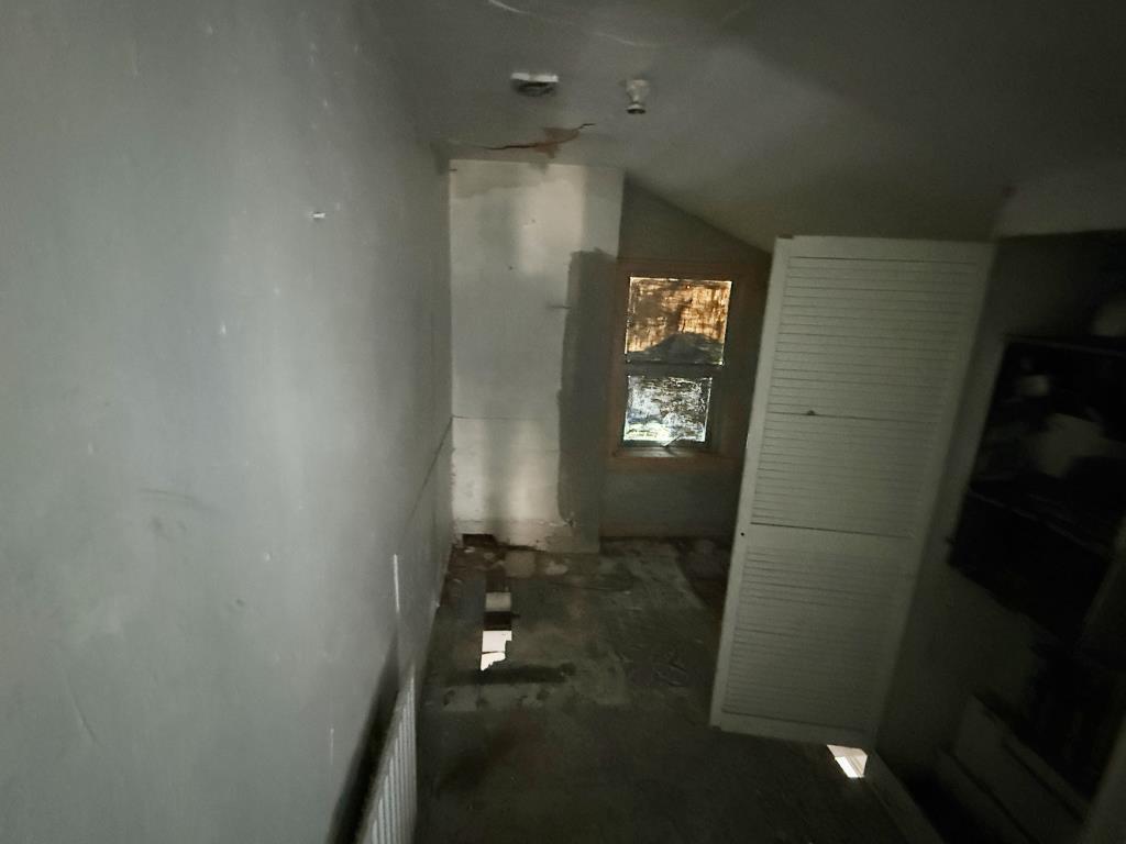 Lot: 4 - HOUSE FOR REFURBISHMENT - Bathroom in House in Need of Refurbishment